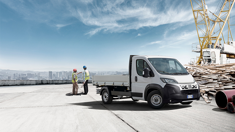 Véhicule utilitaire Fiat Professional à l'extérieur au coucher du soleil